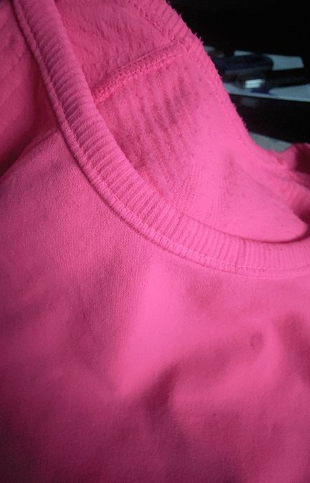 tshirt desportiva rosa e vermelha