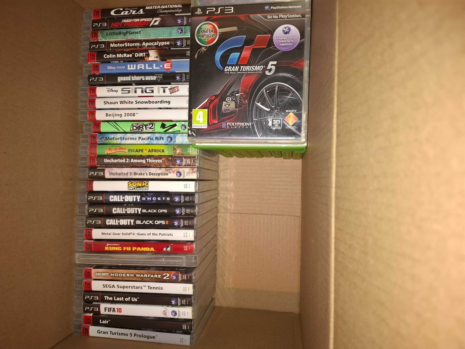 Consola Playstaition 3 com 2 comandos + jogos em cd