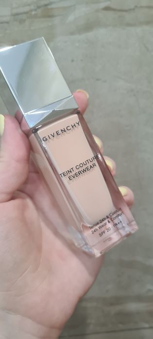 Тональний крем Givenchy