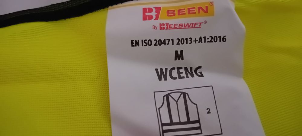 Colete amarelo e calças amarelas reflectoras e impermeáveis