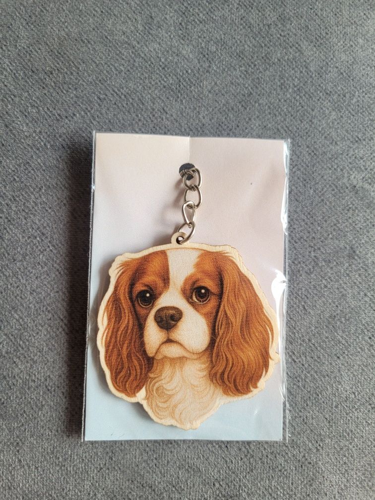Brelok drewniany z psem Cavalier King blenheim