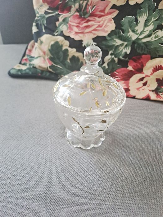 Kieliszki, karafka, cukiernica, popielnica i różne