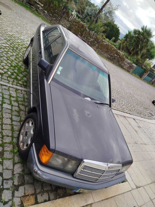 Clássico Mercedes 190E de 1990.