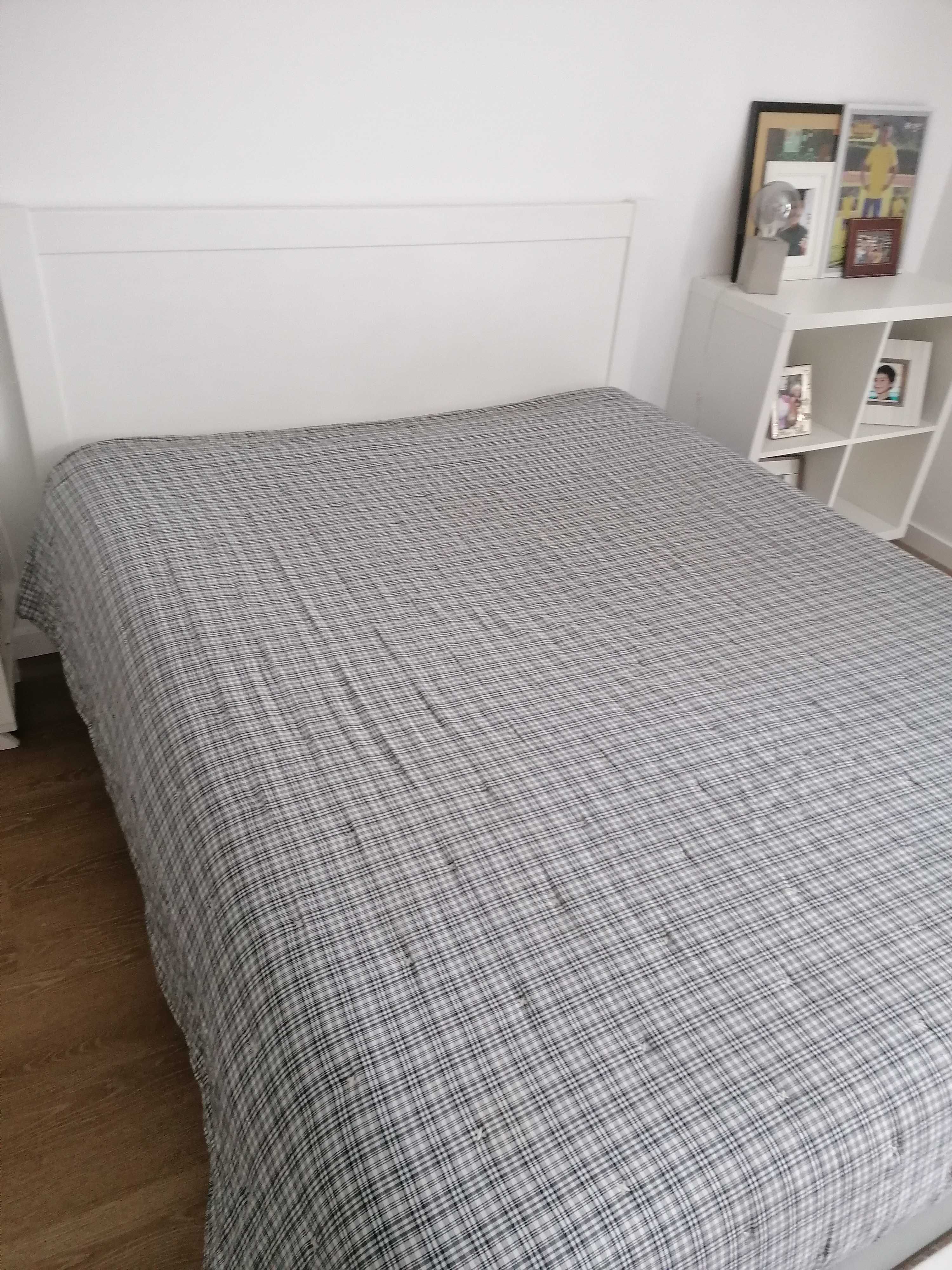 Cama pintada em branco com estrado