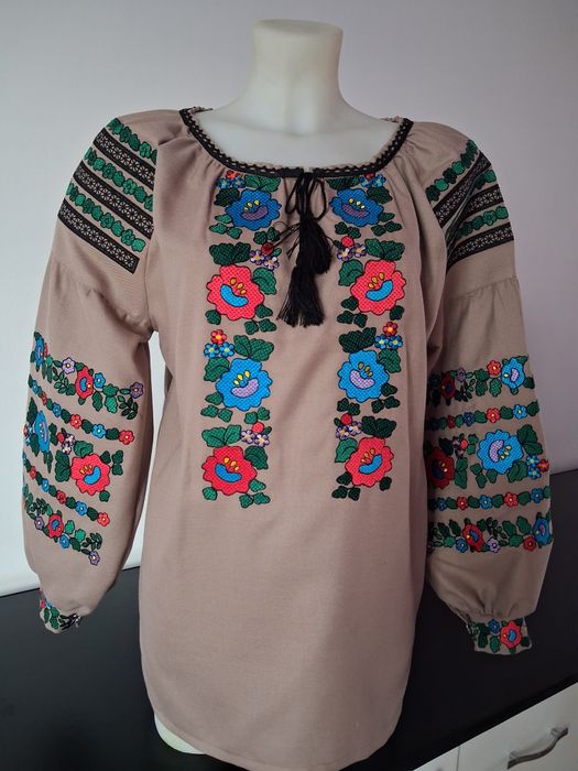 Вишита сорочка з поясною кишенею