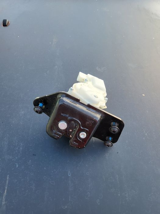 Замок багажника Jeep Cherokee KL