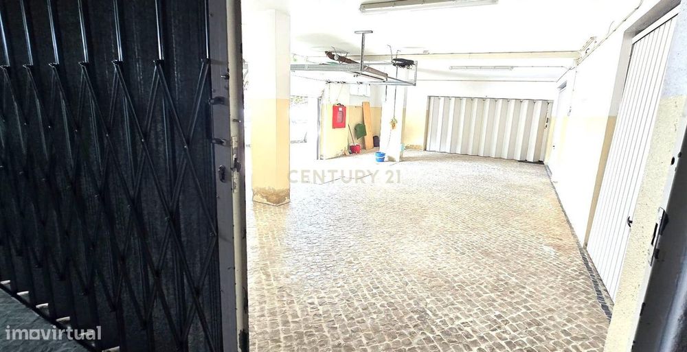 Garagem para três ou mais viaturas, Palhais em Charneca de Caparica, A