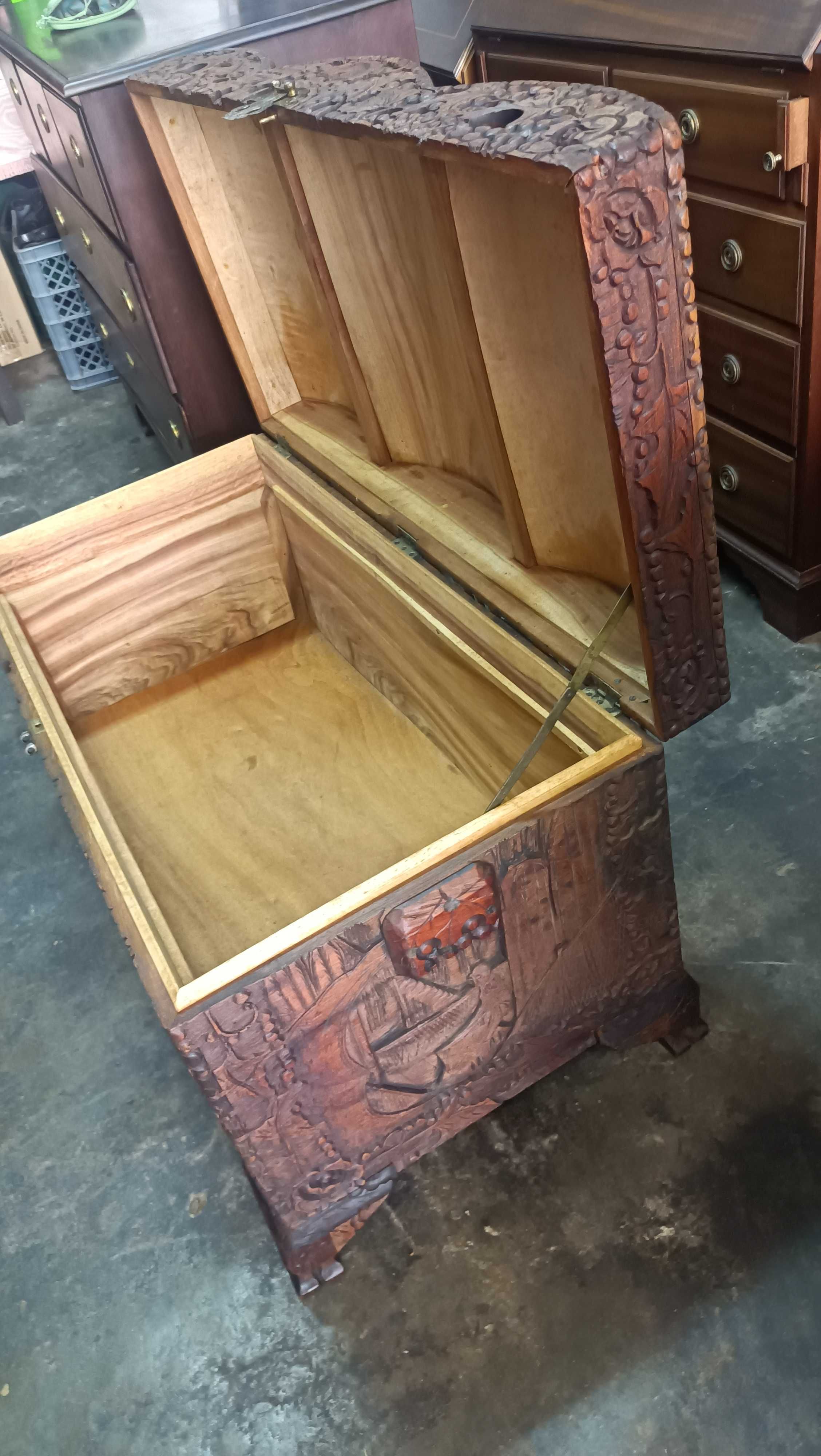 Arca  ( baú) Oriental em Canfora
