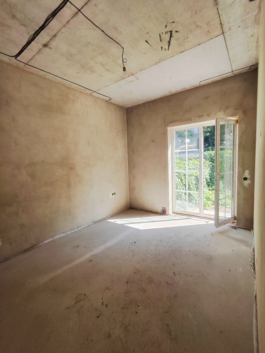 = Продам квартиру з власною ділянкою в центрі