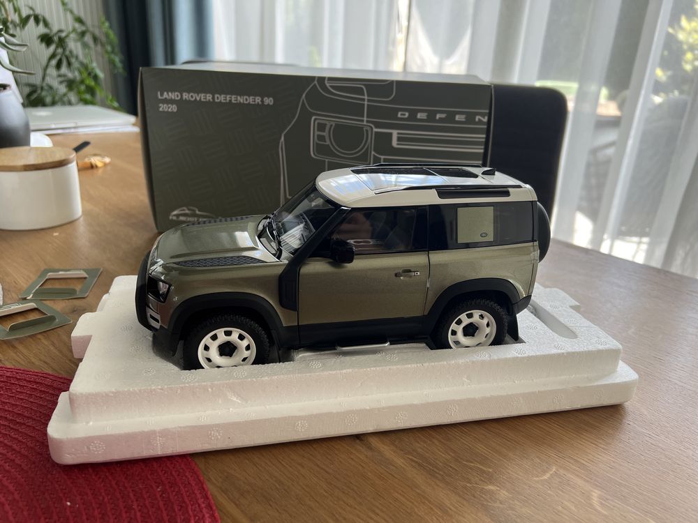 Sprzedam model 1:18 Land Rover Defender 90 Almost Real [NOWY]