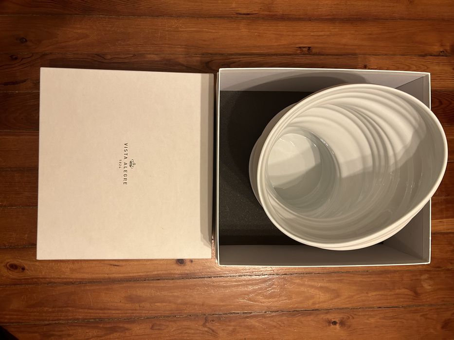 Jarra Vista Alegre by Ross Lovegrove