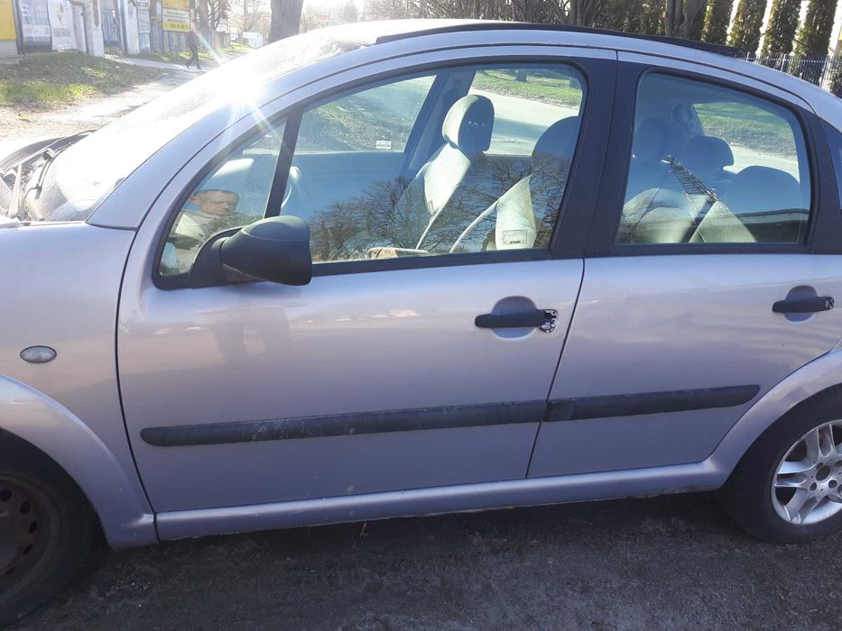 Citroen C3 1,1 8V 03r r.-Rozrusznik, szyby , lampy i inne części