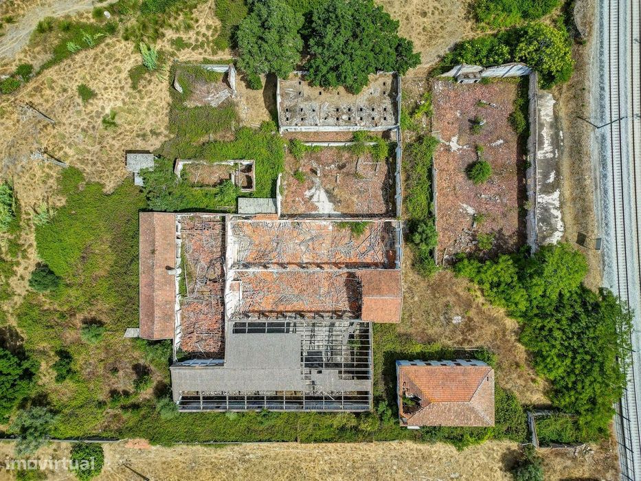 Quinta com 62.417m² e 4.541m² ABC, centro de Vendas Novas, a 1h de Lis