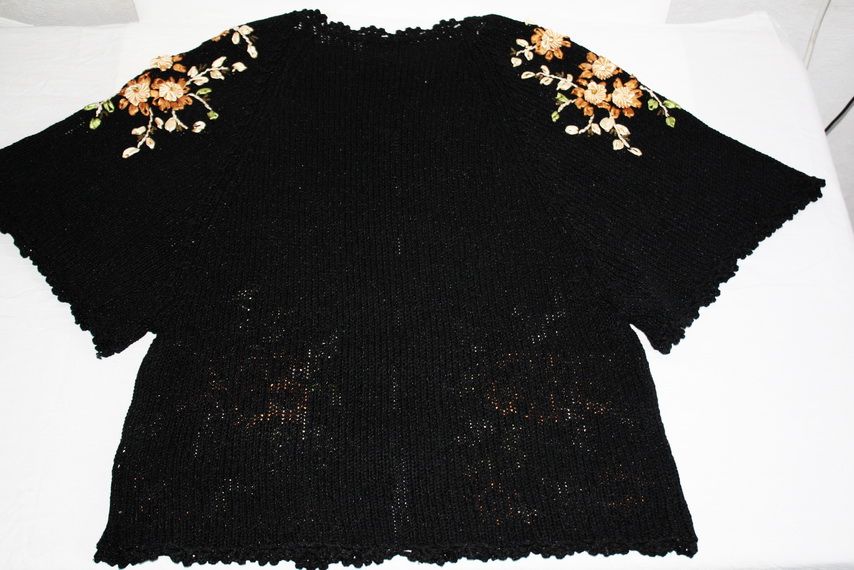 Жилет вязаный с ручной вышивкой лентами