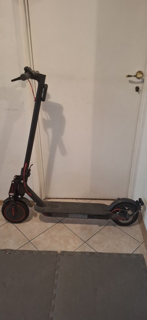 Sprzedam Xiaomi M365 Pro hulajnoga Odblokowana  na przednim amorku
Odb