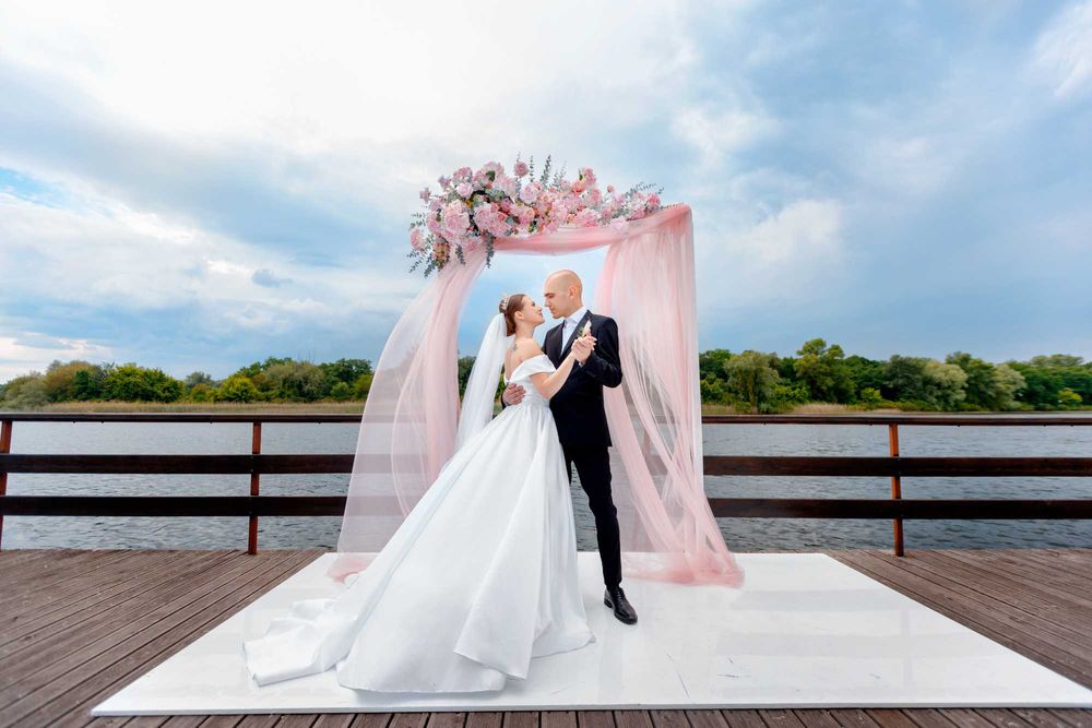 СВАДЕБНОЕ платье с шикарным шлейфом + подарок