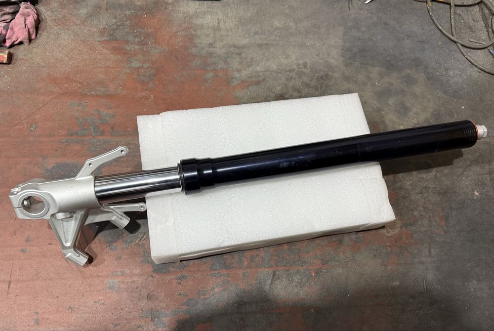 Перо ліве на RSV4/Tuono V4 09-11 (showa) та ZX6R/ZX10R 2016+ (Showa)