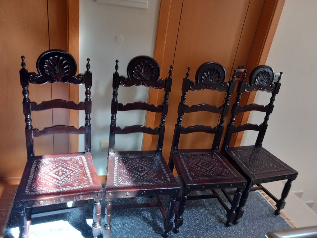 4 cadeiras antigas em couro antigo