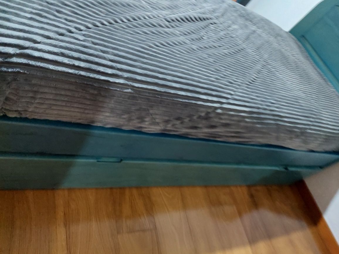 Cama individual com outra  em gavetão e respetivos colchões