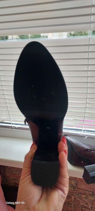 Продам осінні ботінки 39р, нові,не разу не одягнені.По стільці 25.5