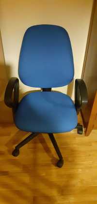 Cadeira de escritorio cor azul, como nova , bom preço