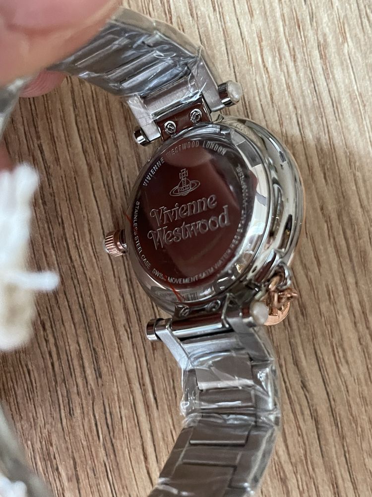 Новий годинник Vivienne Westwood