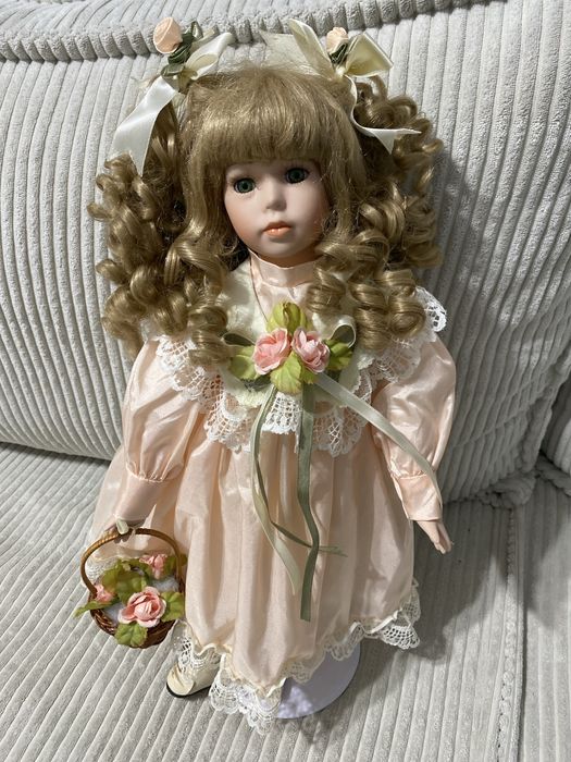 Lalka porcelanowa piękna