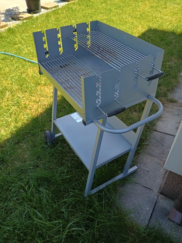 Grill na węgiel drzewny.