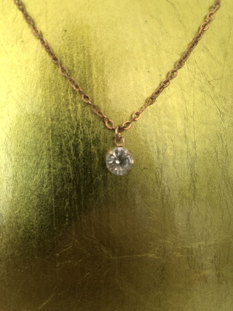 Colar dourado com brilhante