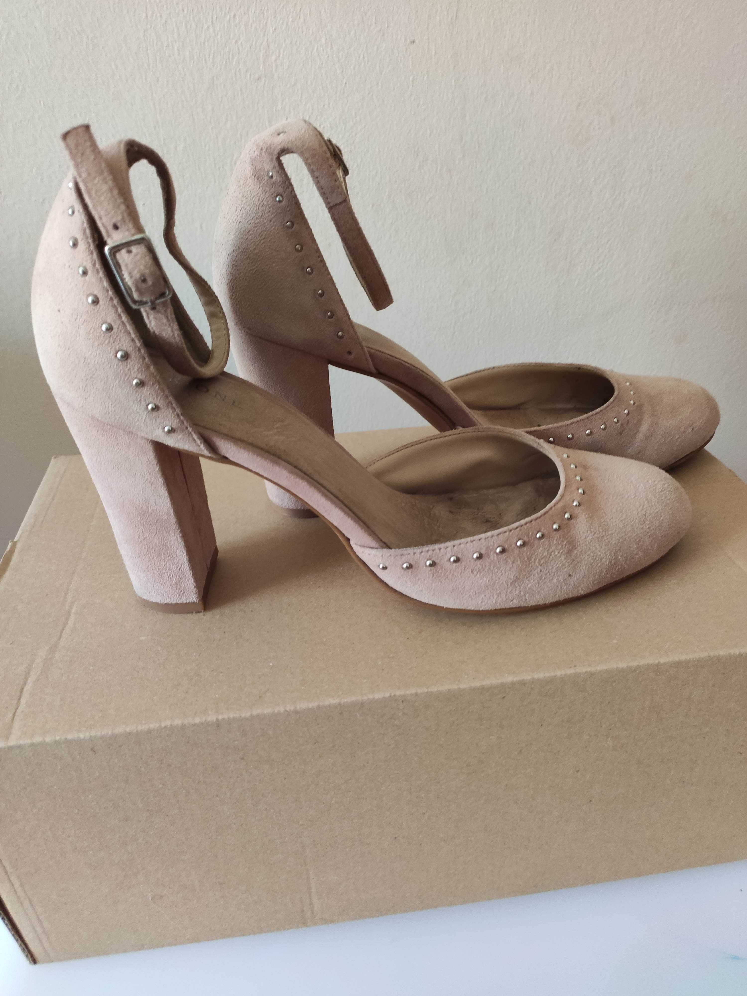 Buty Pier One Czółenka Welur r.39 Używane Wada