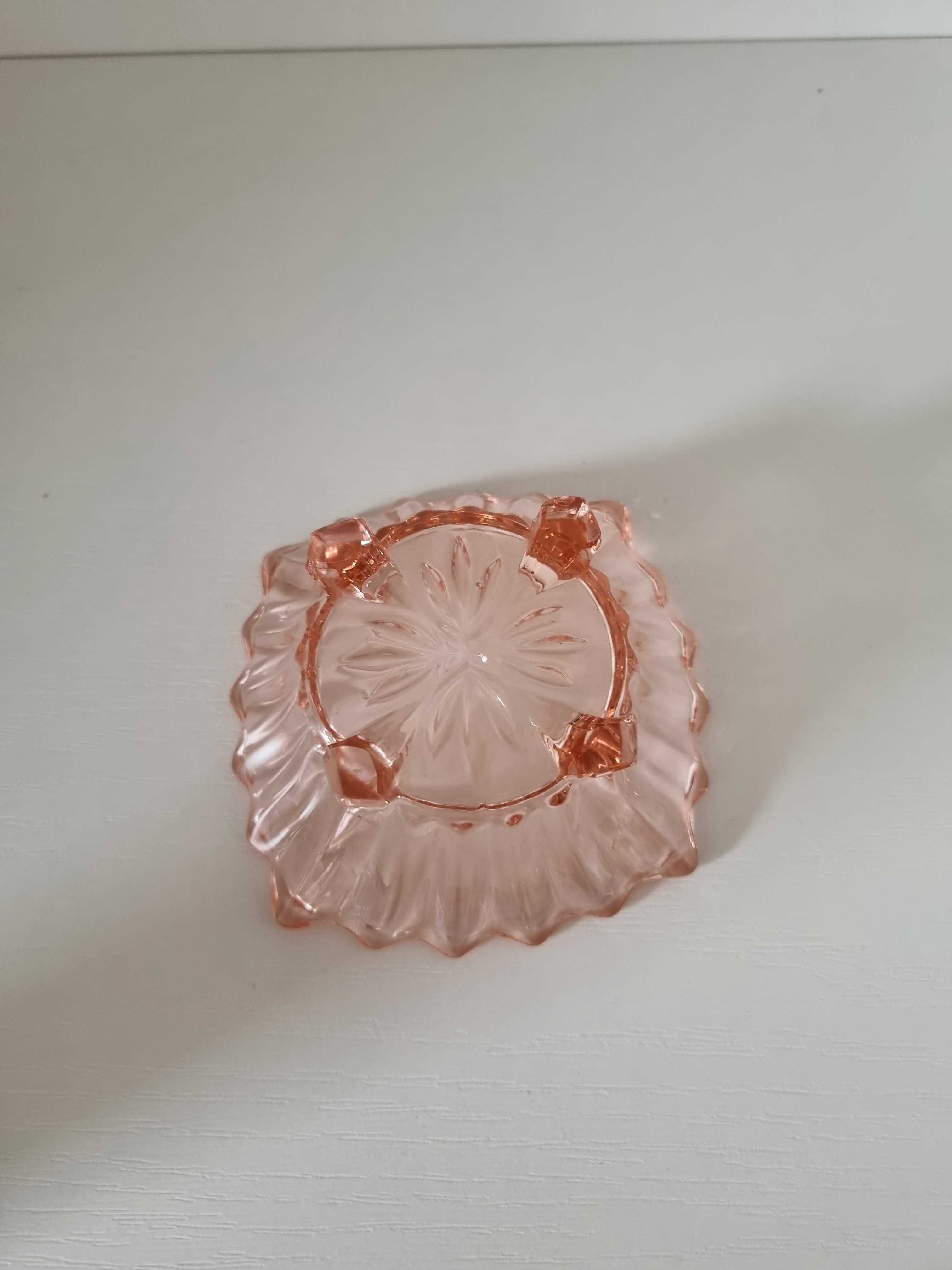 Szklana slaterka na nóżkach różowe szkło