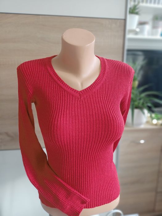 Czerwony sweter w serek