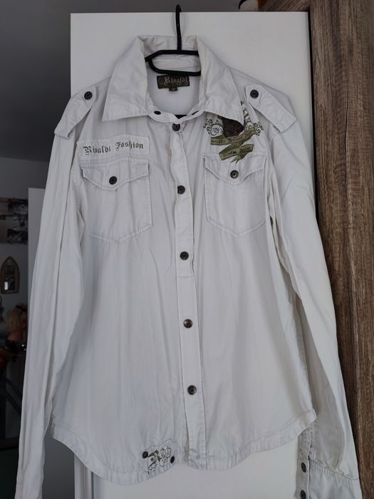 Koszula z oryginalnymi nadrukami