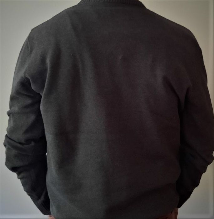 Camisola de malha cinzenta