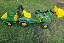 Traktor john deere na pedaly z przyczepka