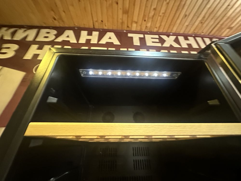 Холодильник вітрина для вина