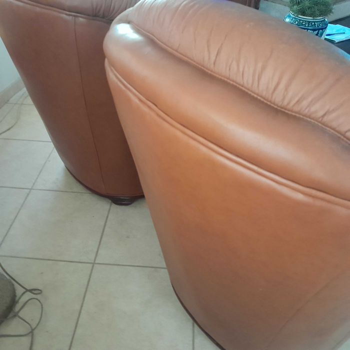 Sofá em pele 3 e duas poltronas