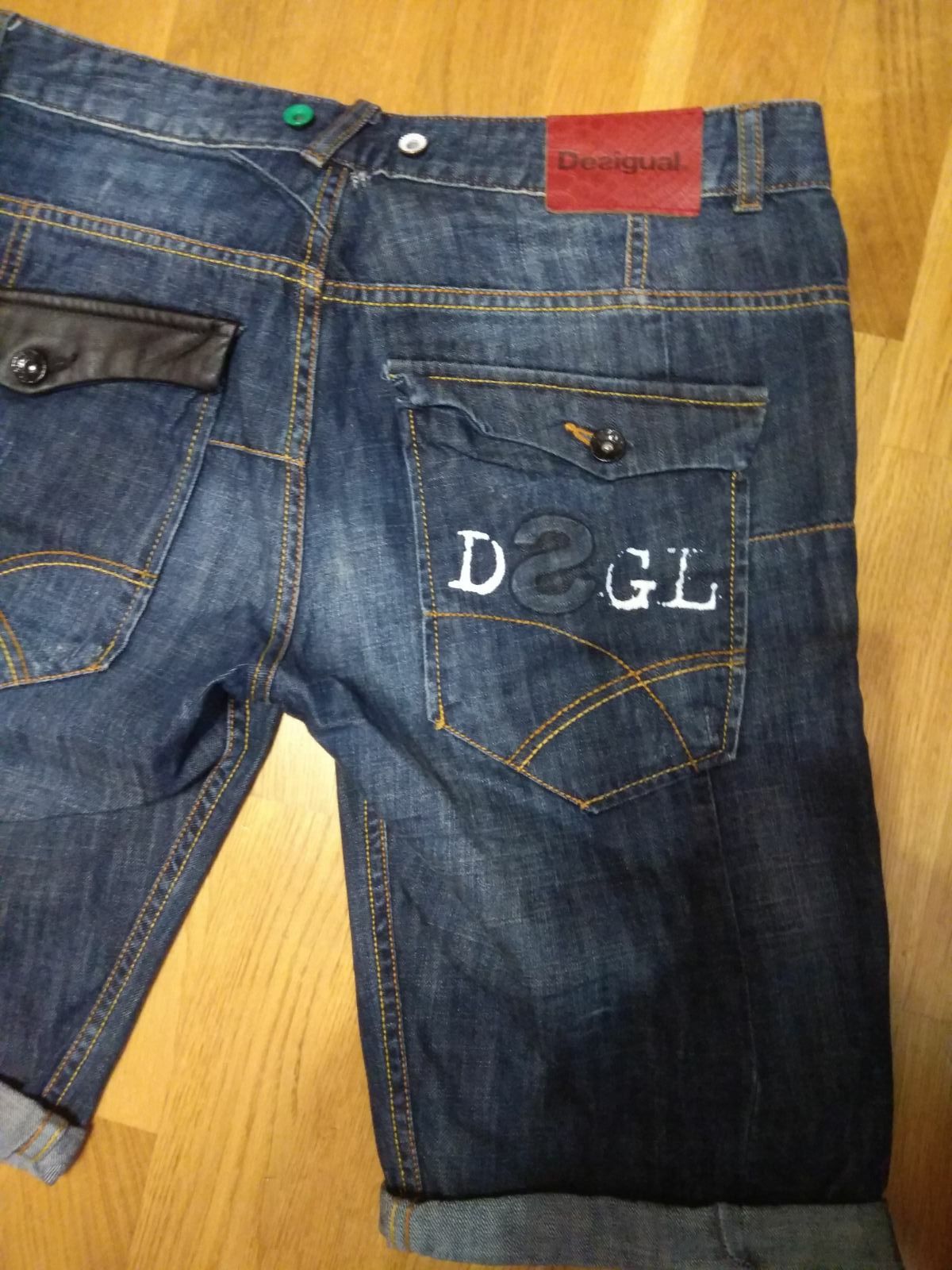 Оригінальні джинсові бриджи від Desigual