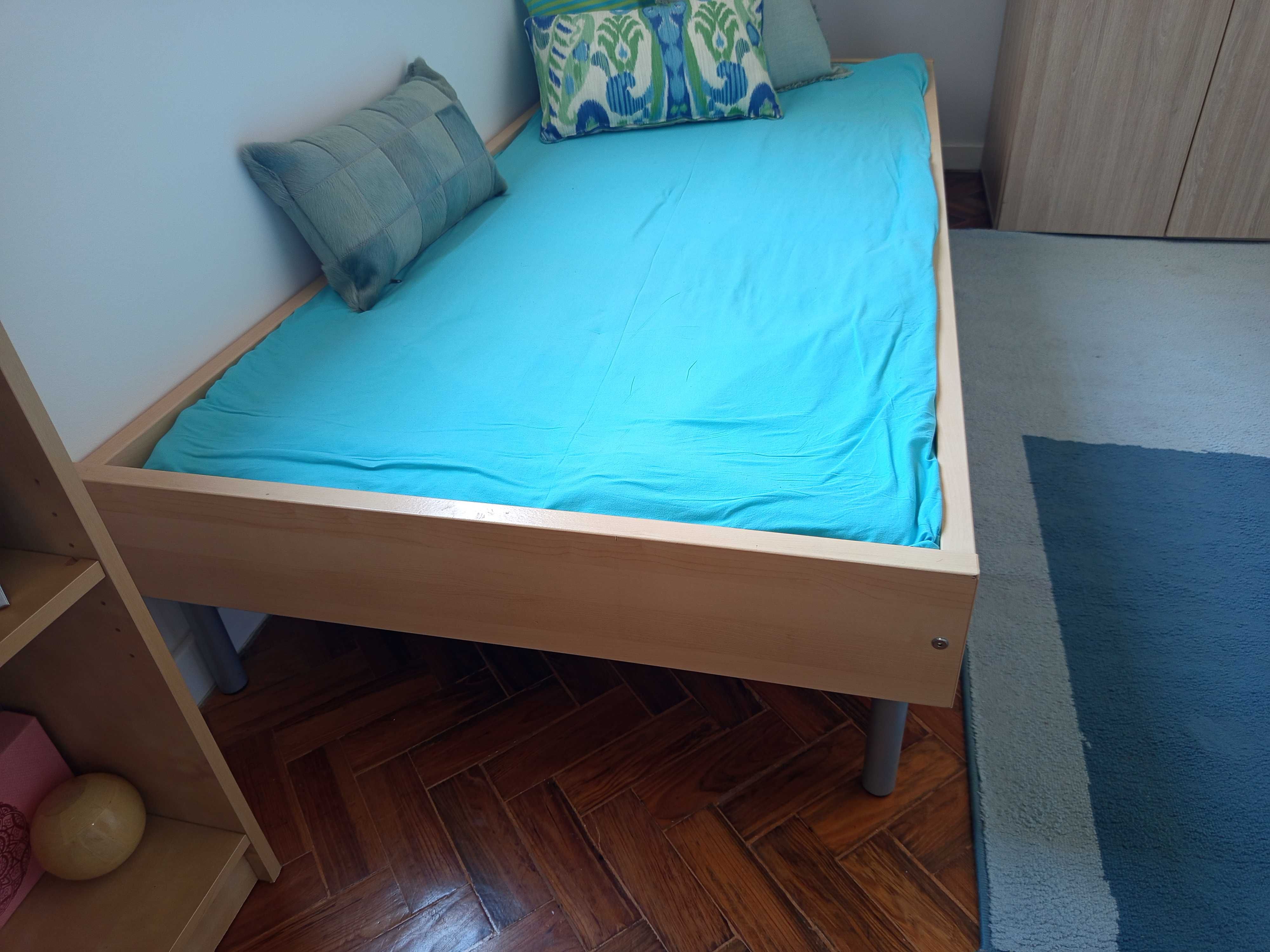 Cama de solteiro com estrado