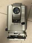 Tachimetr uszkodzony Nikon totalstation C100 z akumulatorem