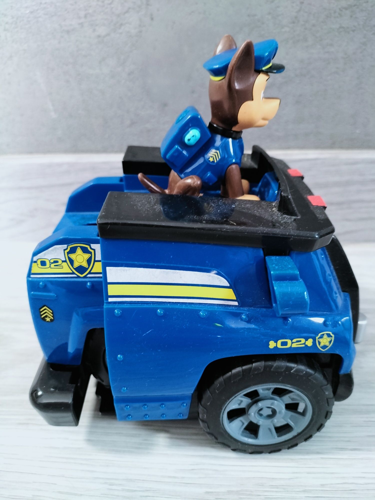 Psi Patrol figurka Pieska Chase oraz pojazd z dźwiękiem On a Roll Chas