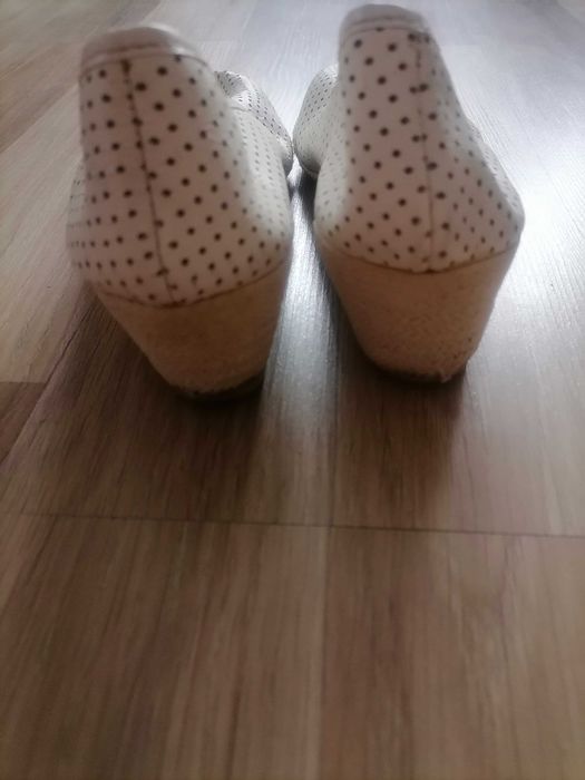 Buty na koturnie