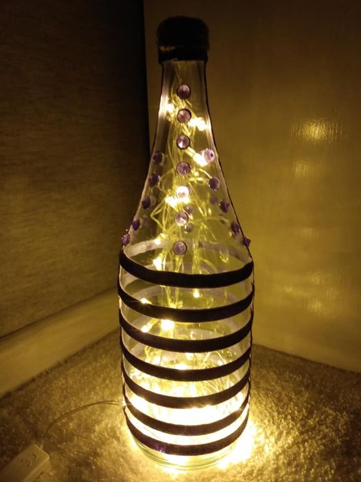 Lampki nocne z dużych butelek na prezent.