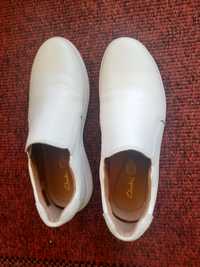 жіночі кросівки-туфлі білі  Clarks 38розмір.пишітт
Купувала в інтертоп