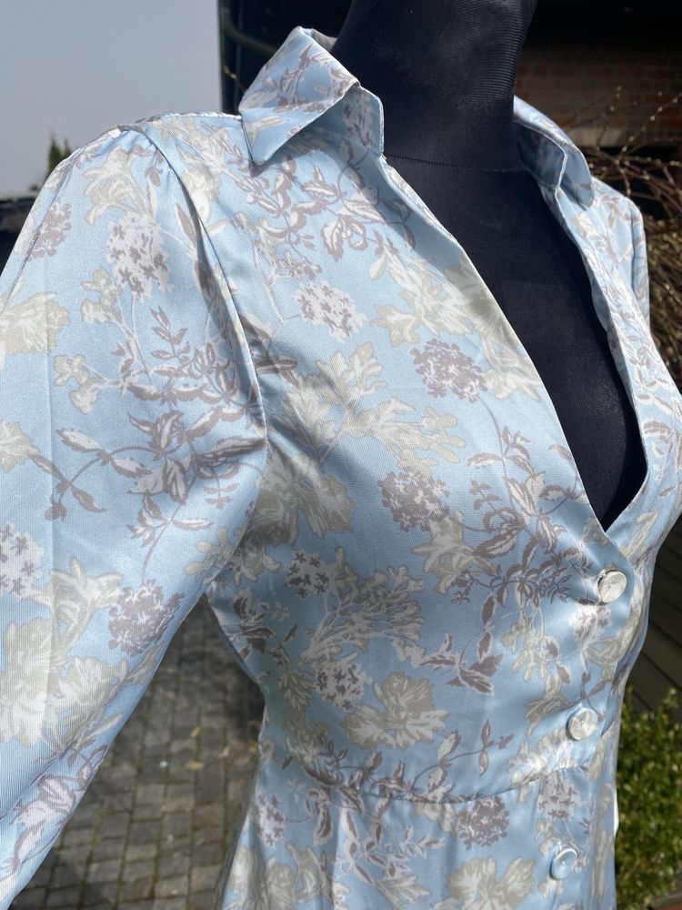 Błękitna satynowa  sukienka w kwiatki shein XS