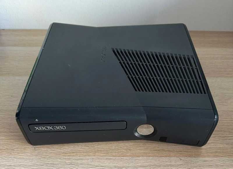 Xbox 360 Slim 4GB (S/Comando)