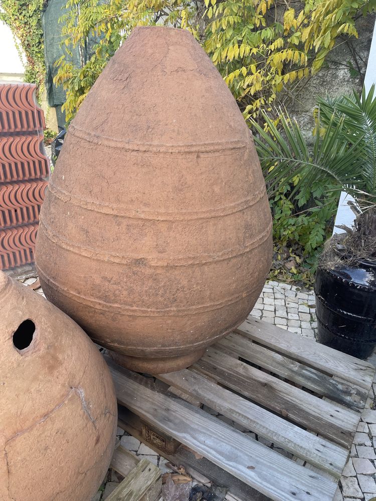 Vaso enorme em barro