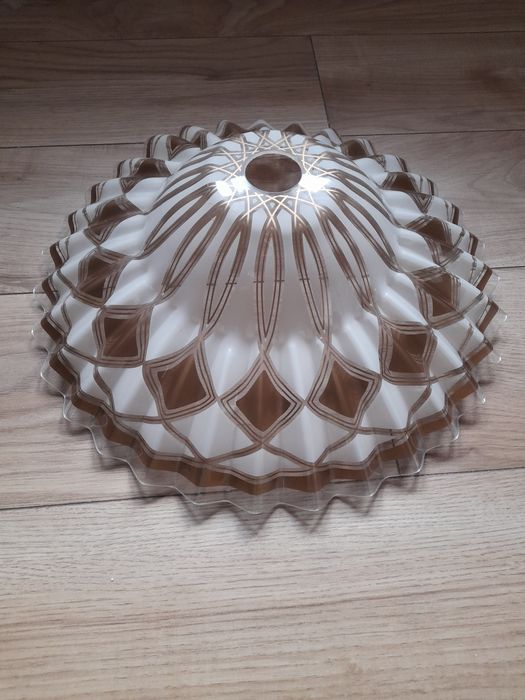 Lampa z akrylowym kloszem