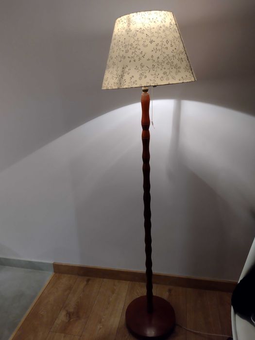 Lampa stojąca w stylu vintage