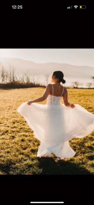 Suknia ślubna z krysztalkowym koronkowym wykończeniem